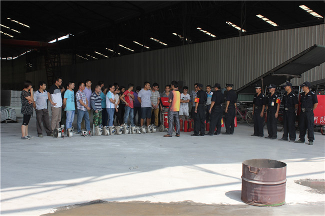 應(yīng)急消防演練，保車間安全生產(chǎn)