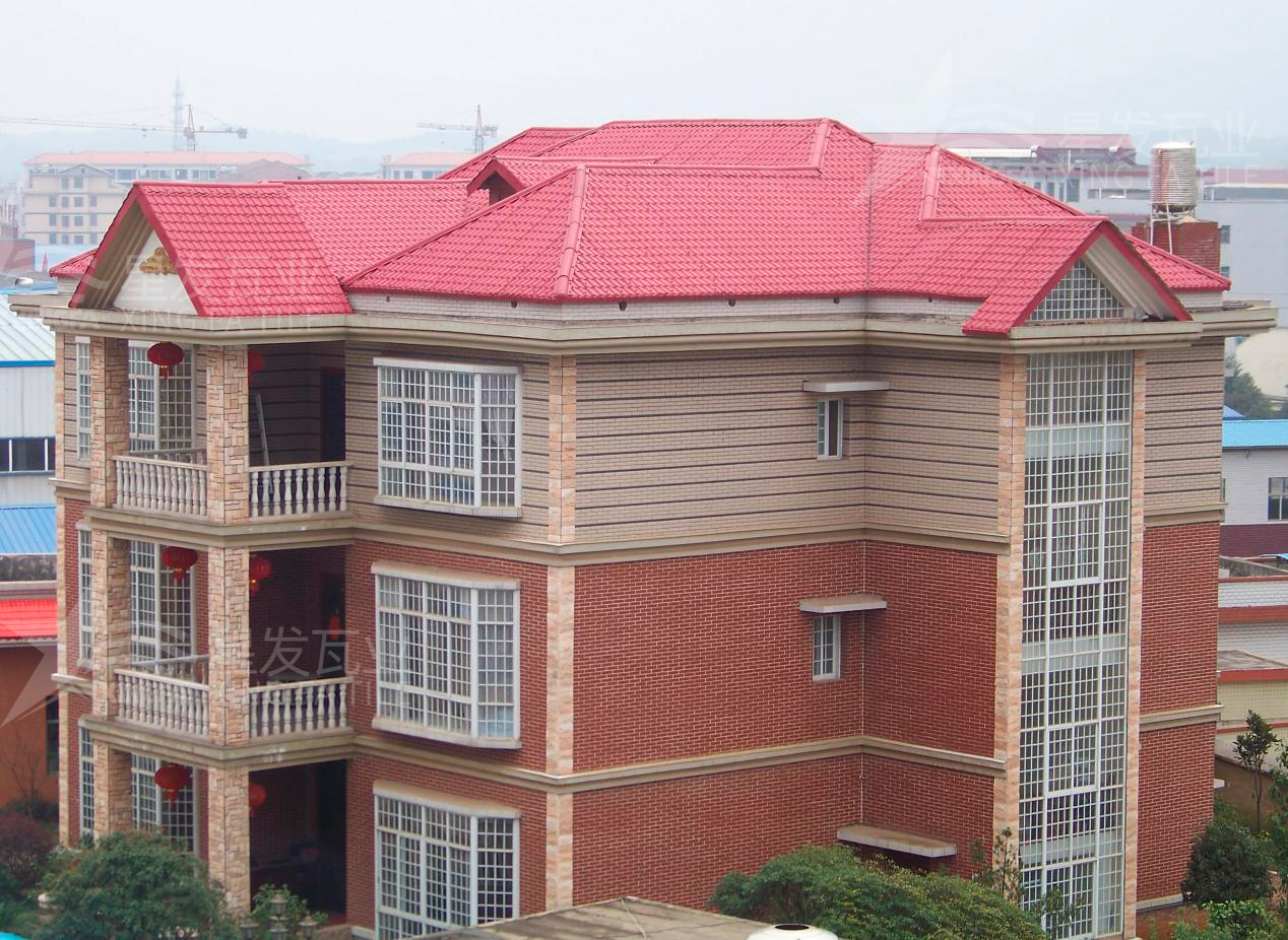 合成樹脂瓦綠色環(huán)保、節(jié)能減排，不會(huì)揮發(fā)出有毒的氣味！